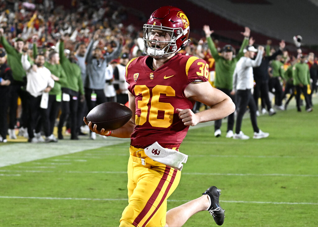 Crosstown Cup 2022: USC vs UCLA Kickoff Time, TV Channel, Betting Line, Prediction & More for Rivalry Week