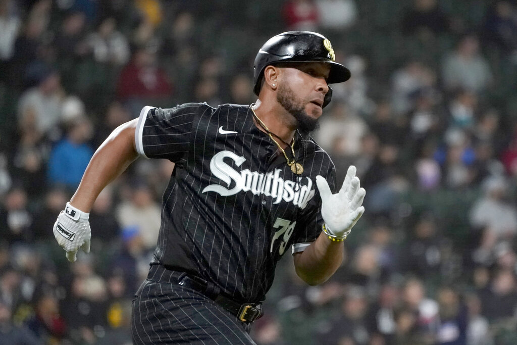 Jose Abreu Sends Classy Message to Yuli Gurriel After Signing With Astros