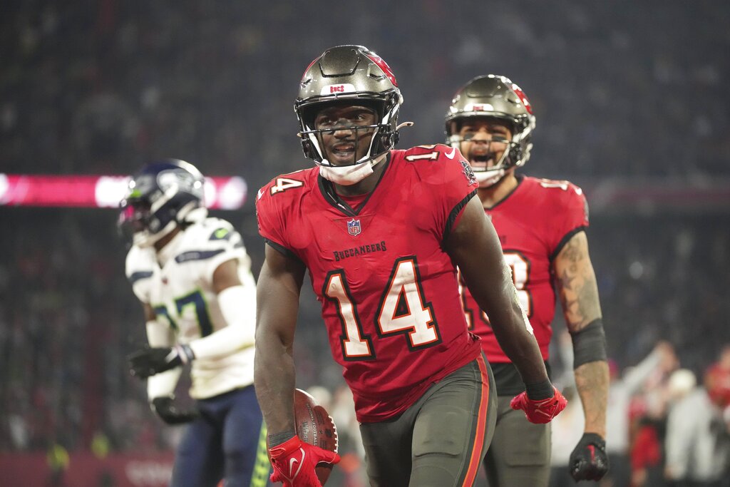 3 Best Prop Bets for Buccaneers vs Cardinals Sunday Night Football Week 16 (Chris Godwin Balls Out on Christmas)