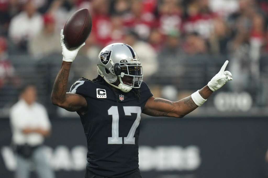 Rumors Link Raiders to Star Quarterback Ahead of Free Agency