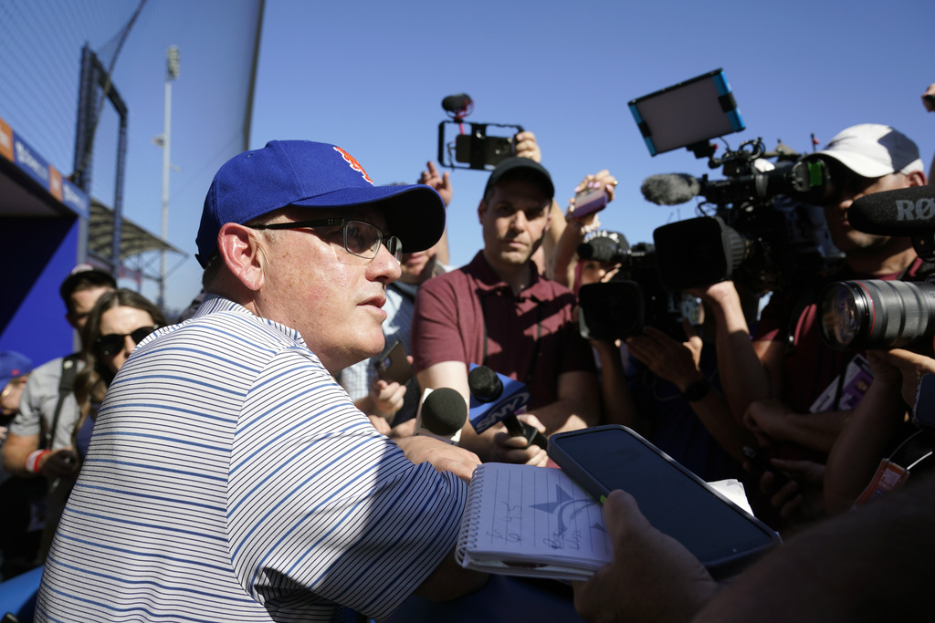 Mets owner sees red over 'Phillie colors' ad patch on uniform