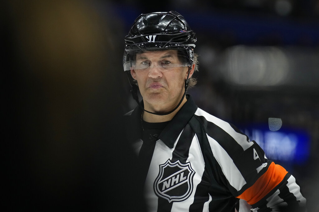 NHL ref Chris Rooney goes cringe at Rangers-Lightning game