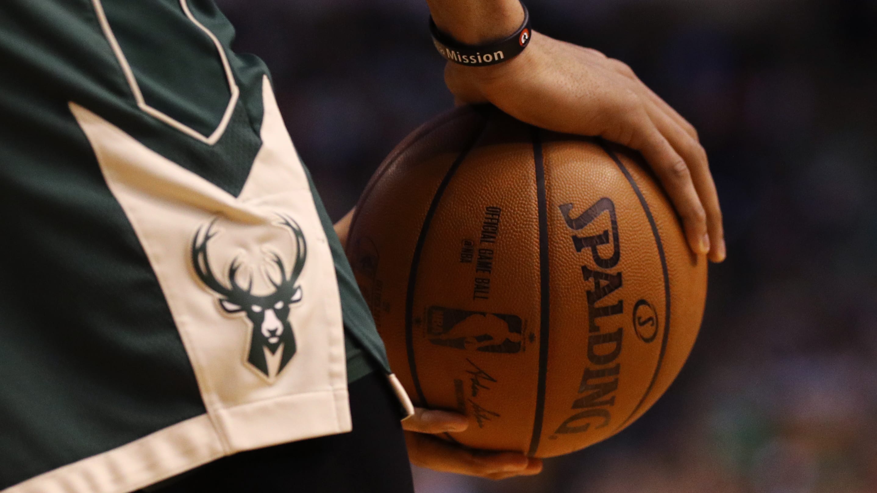 Over/Under: How Big Are Giannis Antetokounmpo's Hands? 